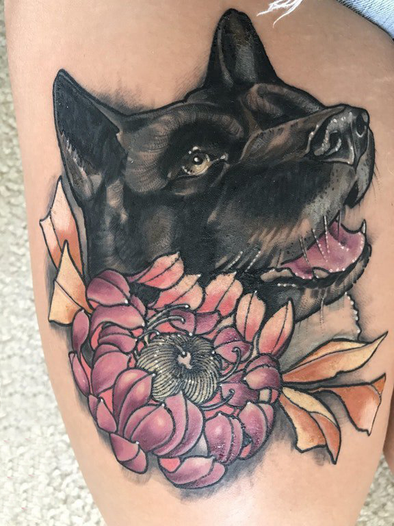 点击大图看下一张：女生大腿上彩绘植物花朵和小动物狗纹身图片