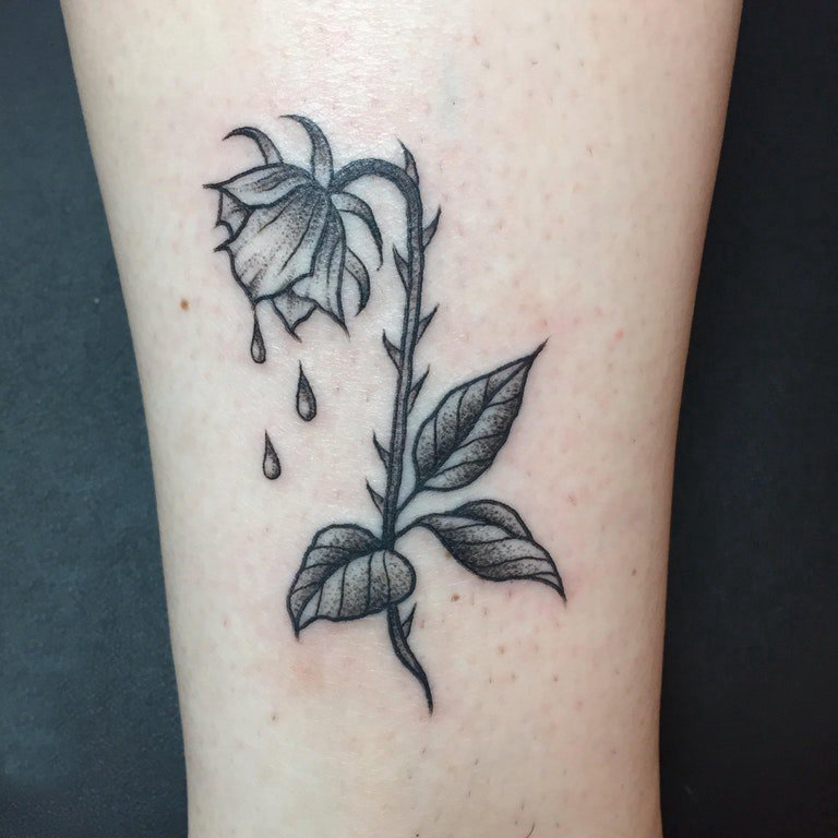 点击大图看下一张：女生大腿上黑灰点刺简单线条植物枯萎的花朵纹身图片