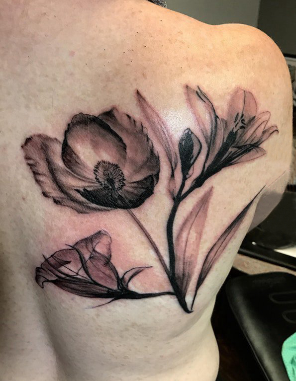 点击大图看下一张：女生后背上黑灰点刺抽象线条文艺植物花朵纹身图片