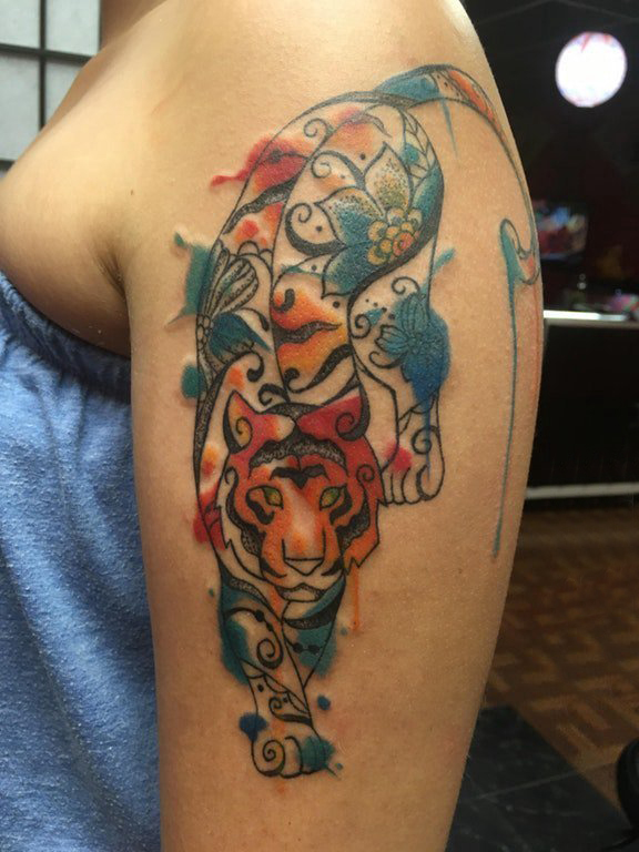 点击大图看下一张：女生手臂上彩绘泼墨简单抽象线条动物老虎纹身图片
