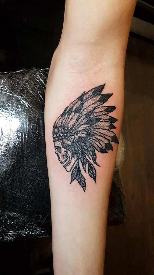 点击大图看下一张：女生手臂上黑色点刺简单线条骷髅印第安人纹身图片