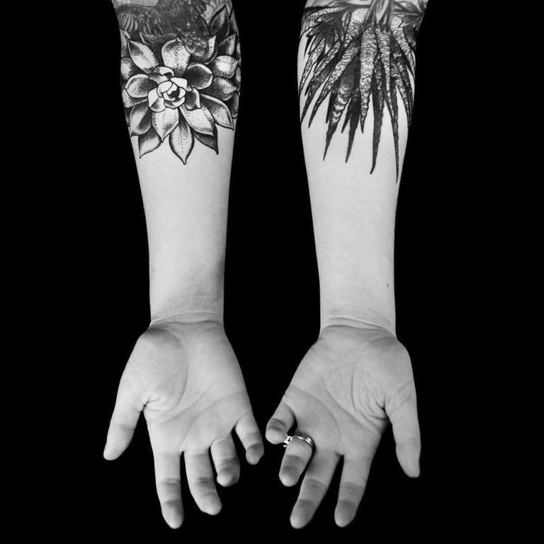 点击大图看下一张：女生手臂上黑色点刺简单线条植物叶子和花朵纹身图片