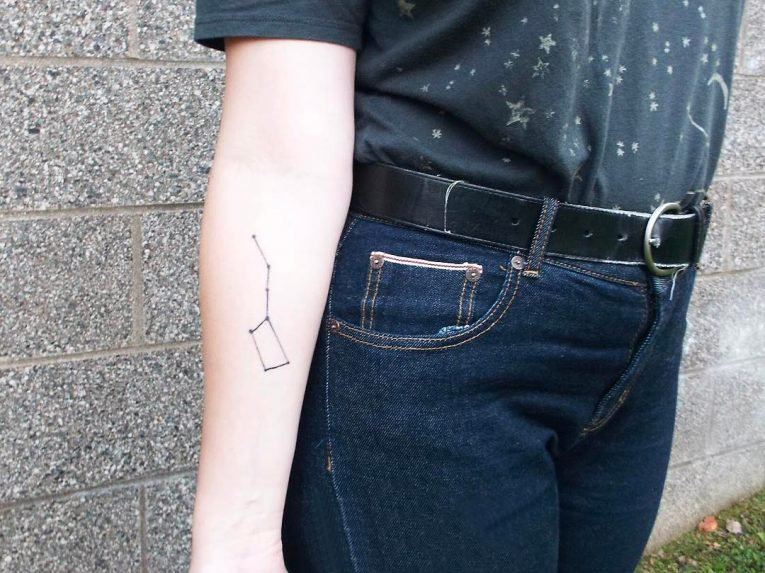 点击大图看下一张：女生手臂上黑色线条文艺七星阵纹身图片