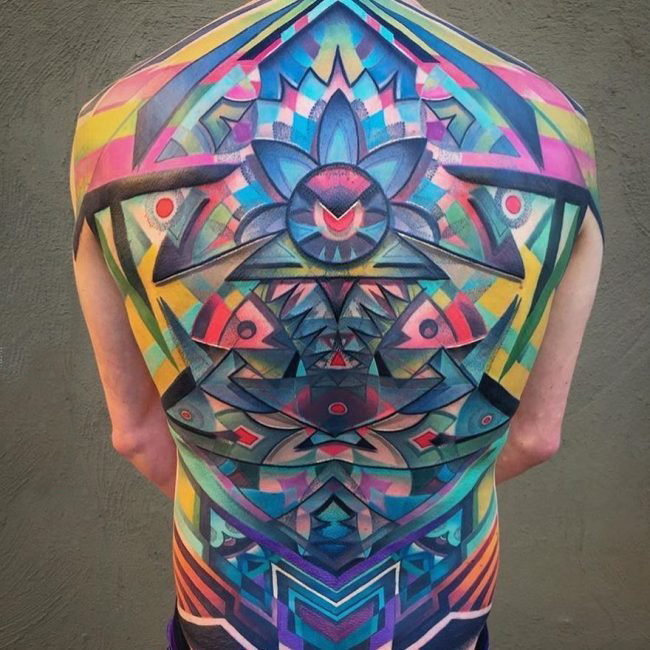 点击大图看下一张：男生背部彩绘水彩素描创意大面积满背图腾纹身图片