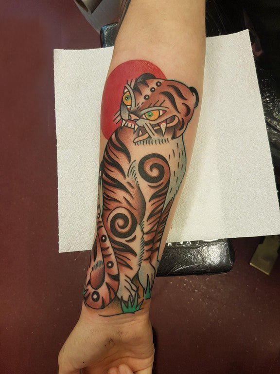 点击大图看下一张：男生手臂上彩绘抽象线条小动物老虎纹身图片