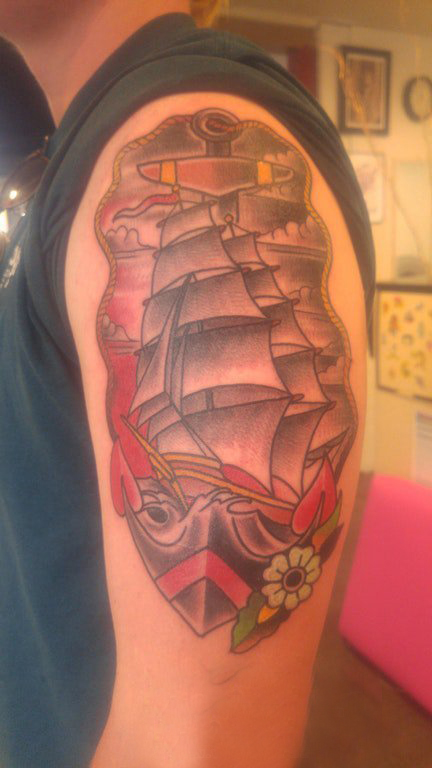 点击大图看下一张：男生手臂上彩绘几何线条植物和帆船纹身图片