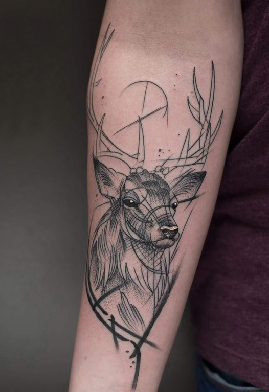 点击大图看下一张：男生手臂上黑色素描简单线条小动物麋鹿纹身图片