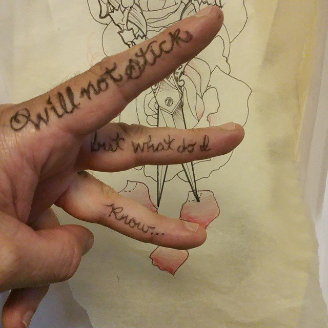 点击大图看下一张：男生手指上黑色简单线条有意义的英文单词纹身图片