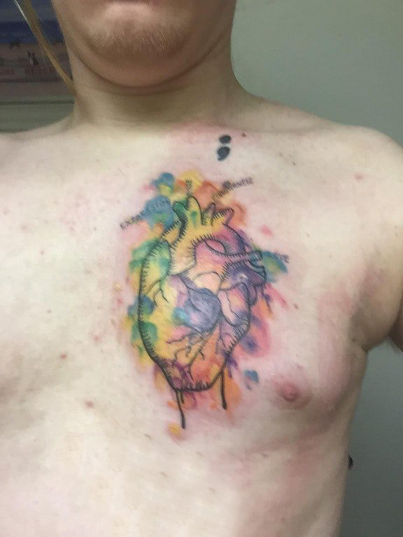 点击大图看下一张：男生胸部彩绘渐变抽象线条心脏纹身图片