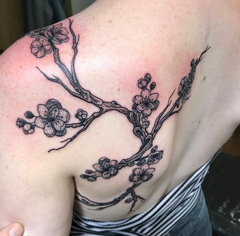点击大图看下一张：女生后背上黑色点刺抽象线条植物树枝和花朵纹身图片