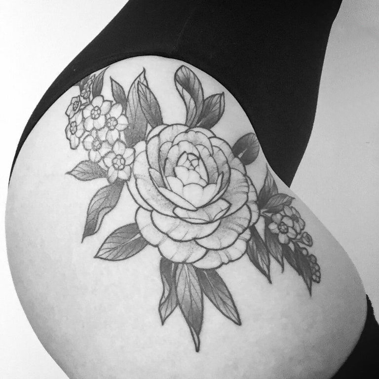 点击大图看下一张：女生臀部黑色黑刺技巧简单线条植物文艺花朵纹身图片