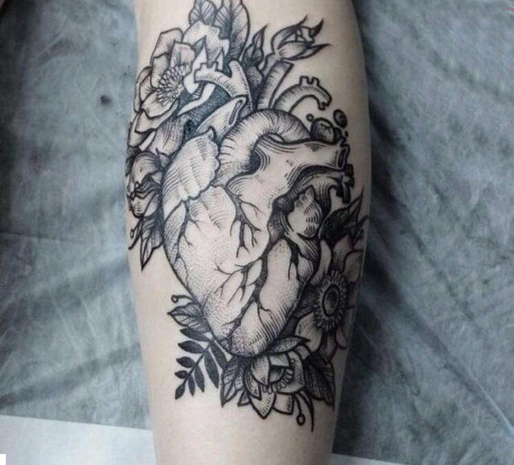 点击大图看下一张：女生小腿上黑色点刺抽象线条植物和心脏纹身图片