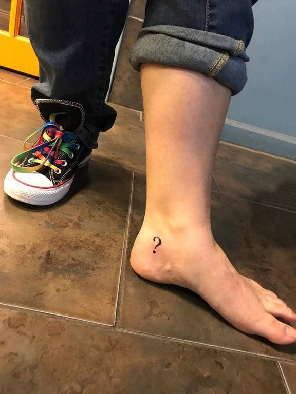 点击大图看下一张：男生脚踝上黑色线条简单有趣的问号纹身图片