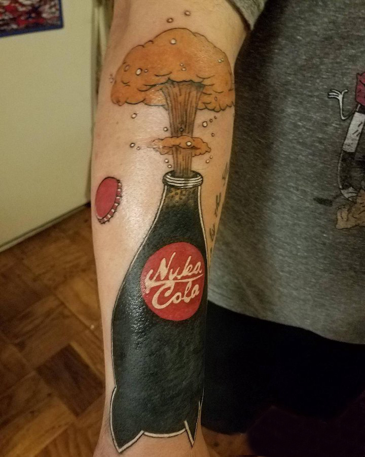 点击大图看下一张：男生手臂上彩绘简单线条可口可乐瓶子纹身图片