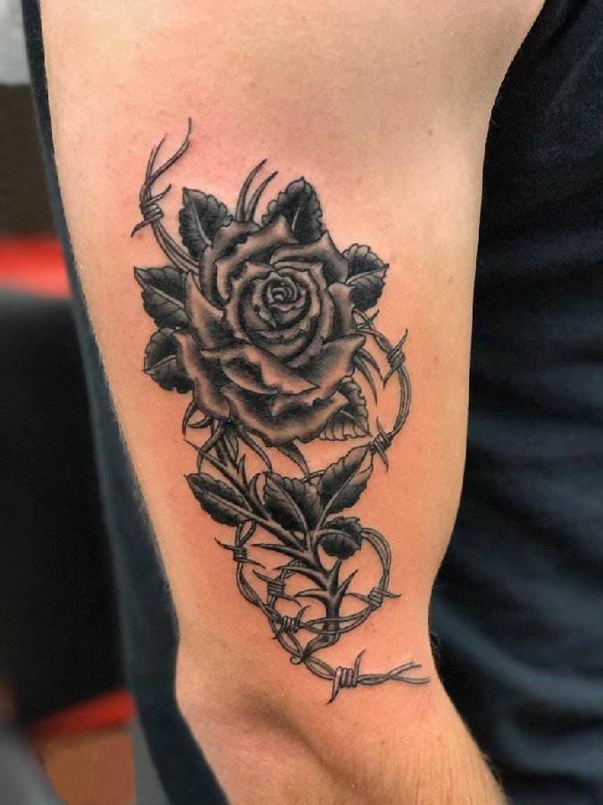 点击大图看下一张：男生手臂上黑色点刺抽象线条创意植物花朵玫瑰纹身图片