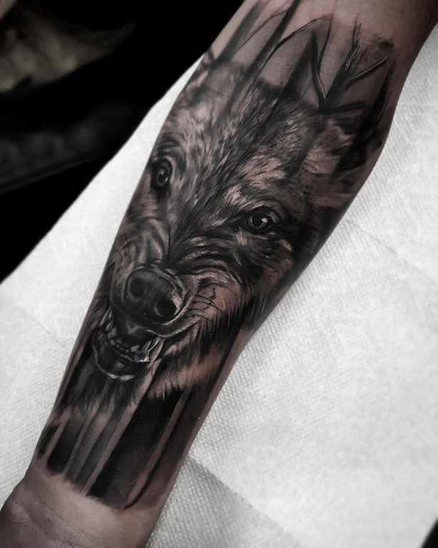 点击大图看下一张：男生手臂上黑色点刺简单线条小动物狼纹身图片