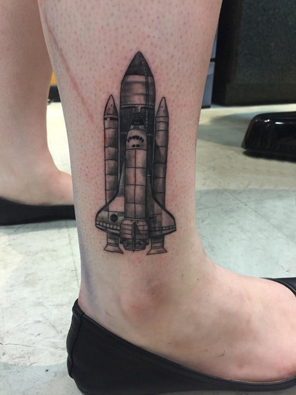 点击大图看下一张：男生小腿上黑色点刺几何简单线条火箭纹身图片