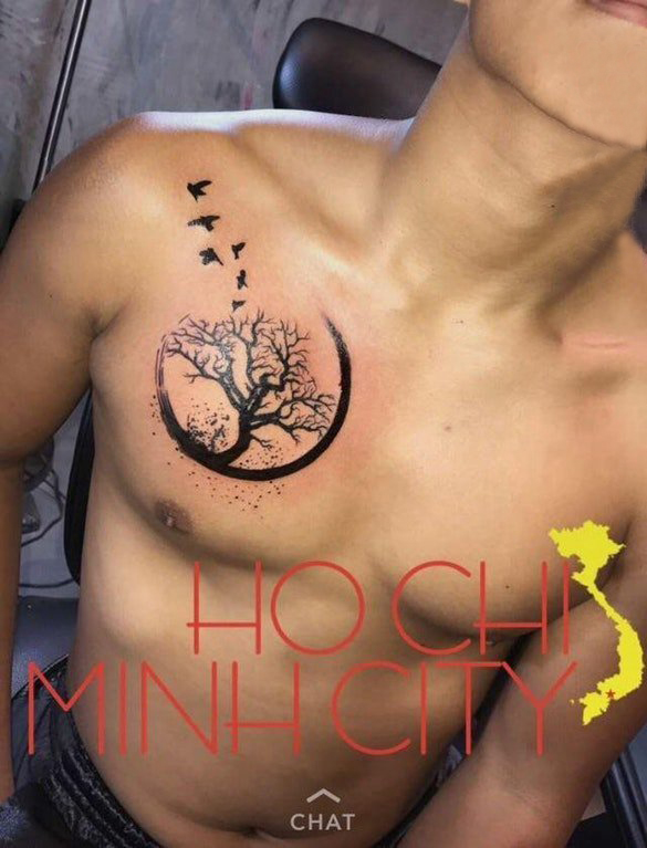 点击大图看下一张：男生胸口上黑色线条素描创意文艺树纹身图片