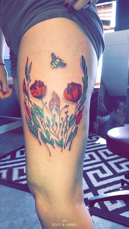 点击大图看下一张：女生大腿上彩绘简单线条植物花朵和蜜蜂纹身图片
