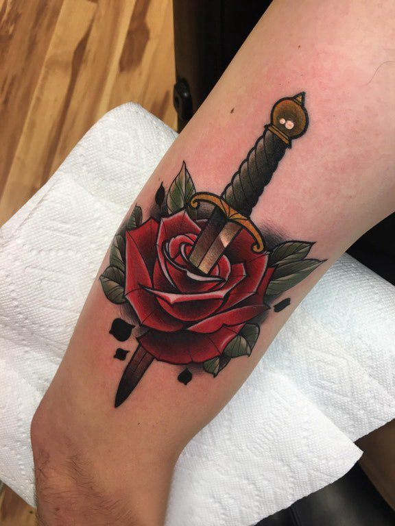 点击大图看下一张:女生大腿上彩绘水彩素描创意霸气匕首唯美花朵纹身图片