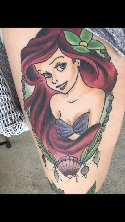 点击大图看下一张：女生大腿上彩绘水彩素描创意迪士尼卡通纹身图片