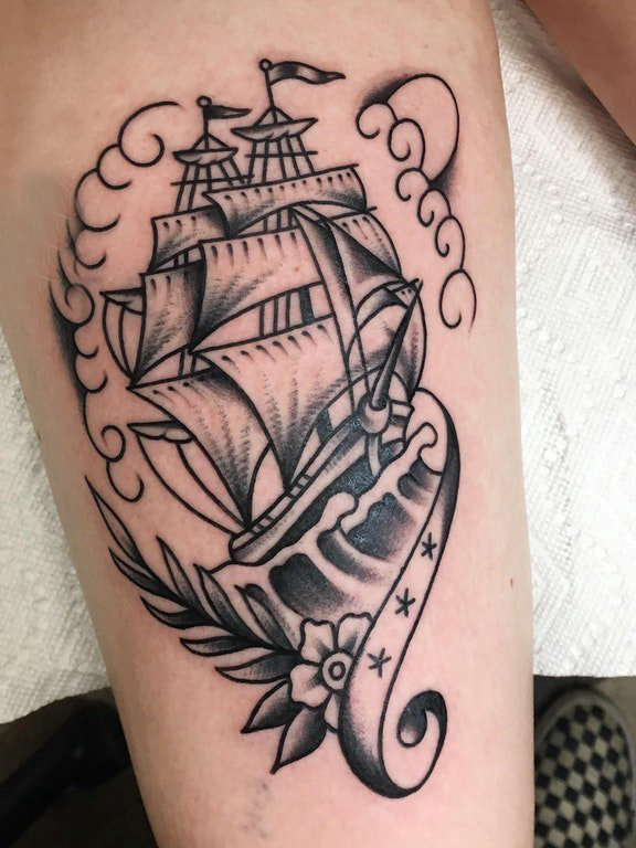 点击大图看下一张：女生大腿上黑灰素描点刺技巧创意帆船纹身图片