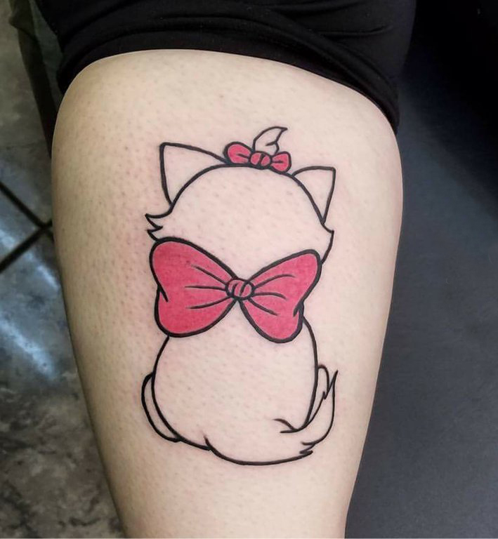 点击大图看下一张：女生大腿上黑色线条可爱卡通猫咪背影纹身图片