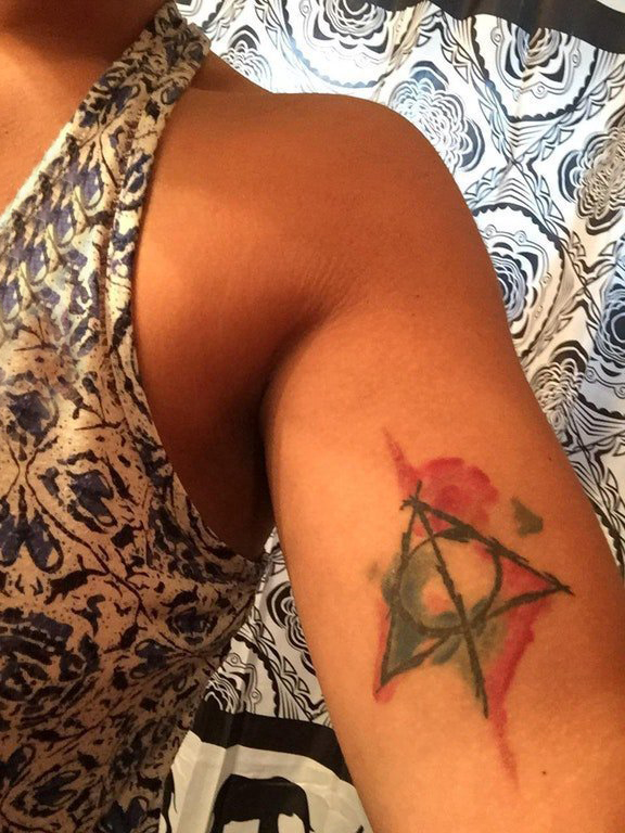 点击大图看下一张：女生手臂上彩绘水彩素描泼墨几何元素纹身图片