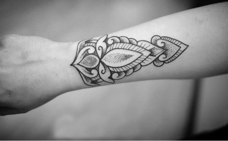 点击大图看下一张：女生手臂上黑灰素描点刺技巧创意精美花纹纹身图片