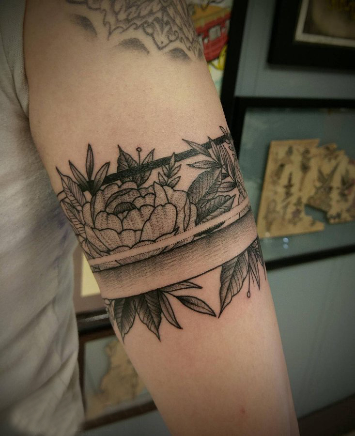 点击大图看下一张：女生手臂上黑灰素描点刺技巧创意文艺唯美花朵花环纹身图片