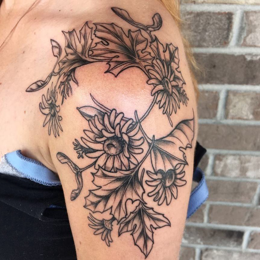 点击大图看下一张：女生手臂上黑色点刺简单抽象线条植物花朵纹身图片