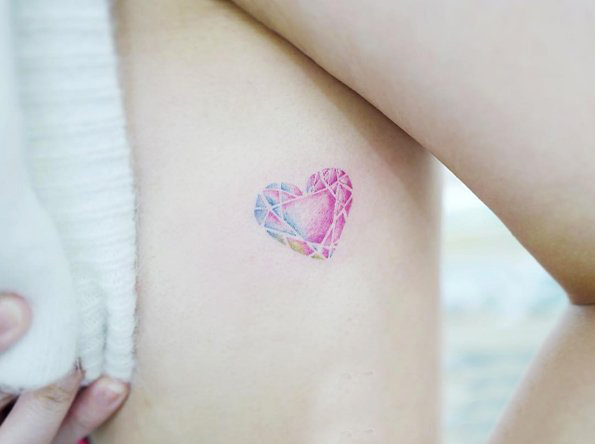 点击大图看下一张：女生喜欢的的简单线条微型小清新纹身图案