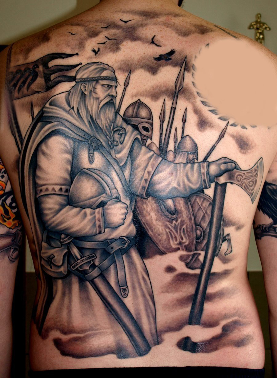 点击大图看下一张：男生背部黑灰素描点刺技巧创意武士纹身图片