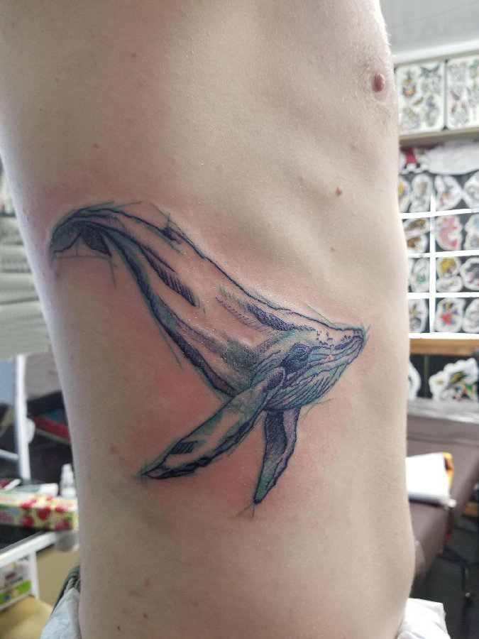 点击大图看下一张：男生侧腰上黑灰点刺抽象线条动物鲸鱼纹身图片