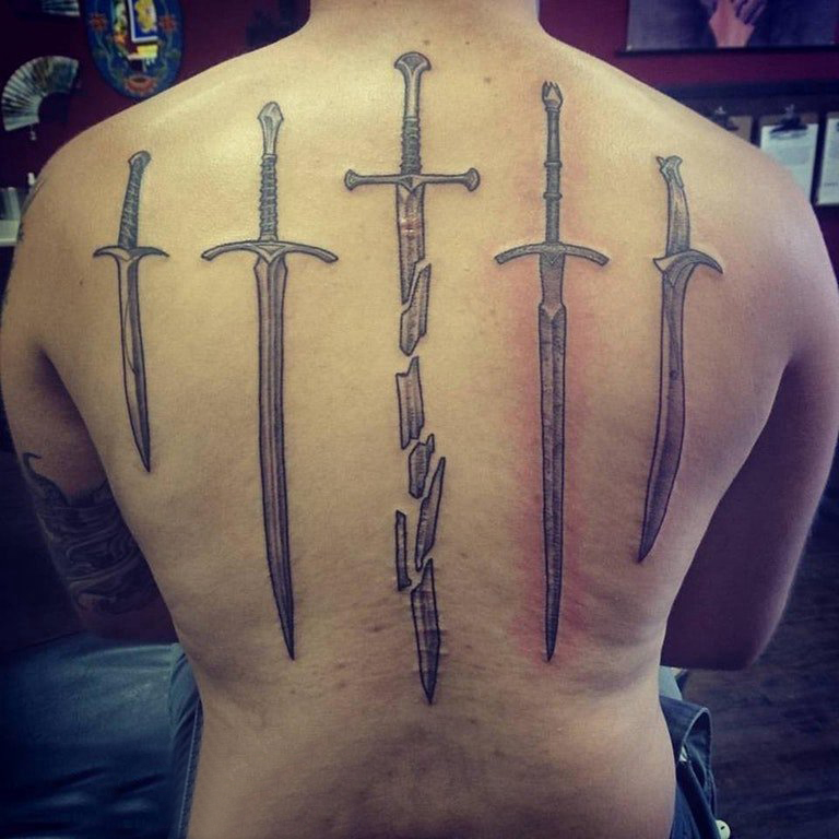 点击大图看下一张：男生后背上黑灰点刺抽象线条创意剑纹身图片