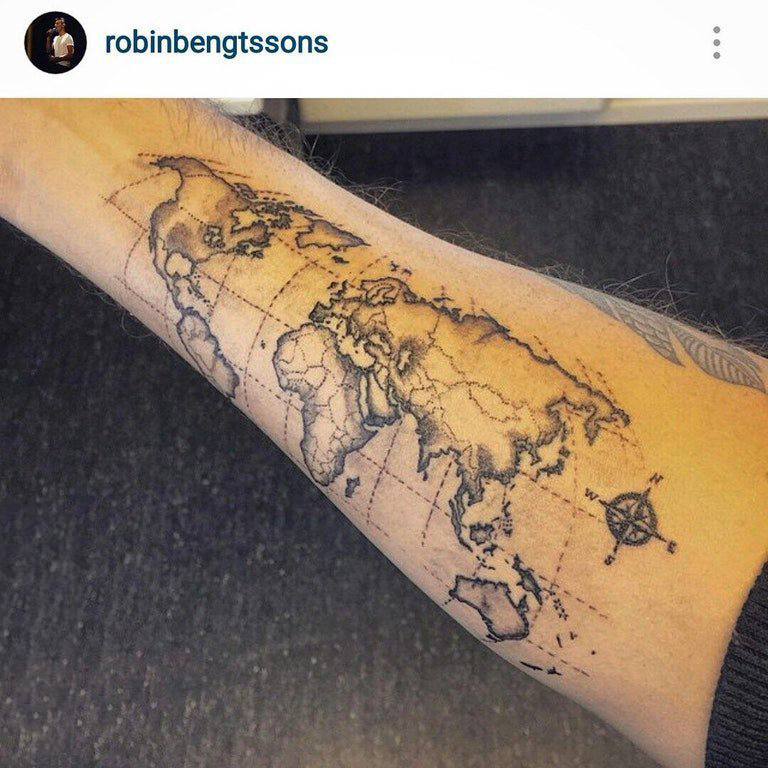 点击大图看下一张：男生手臂上黑灰点刺几何抽象线条世界地图纹身图片