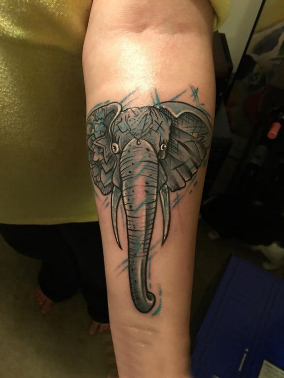 点击大图看下一张：男生手臂上黑灰素描点刺技巧创意精美大象纹身