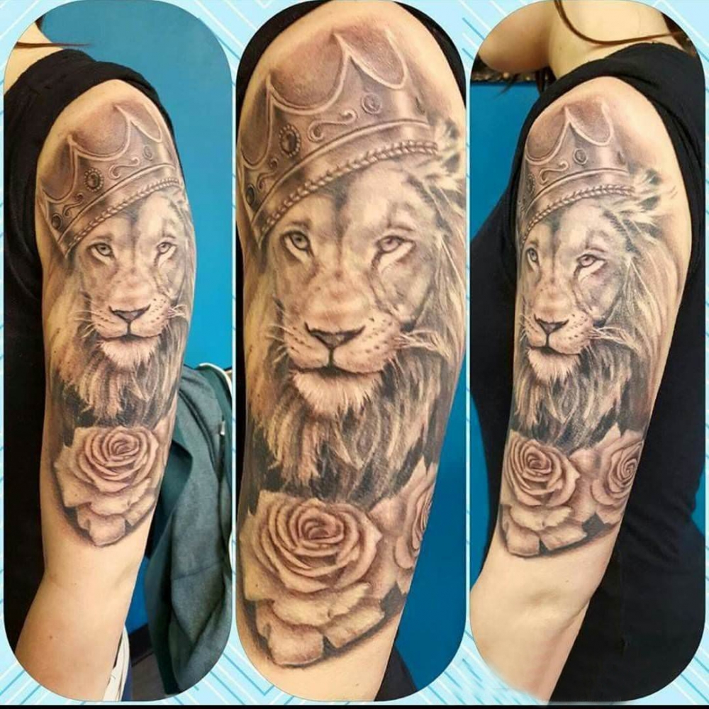 点击大图看下一张：男生手臂上黑灰素描点刺技巧创意狮子纹身图片