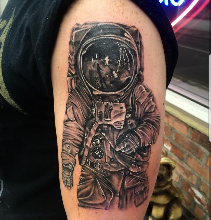 点击大图看下一张：男生手臂上黑灰素描点刺技巧创意宇航员元素纹身图片