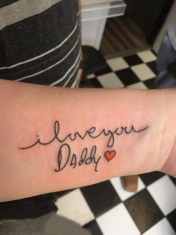 点击大图看下一张：女生手臂上彩绘几何抽象线条心形和英文单词纹身图片