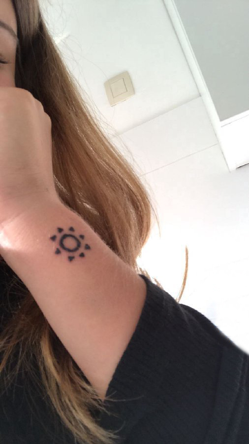 点击大图看下一张：女生手腕上黑色几何简单线条小清新太阳纹身图片