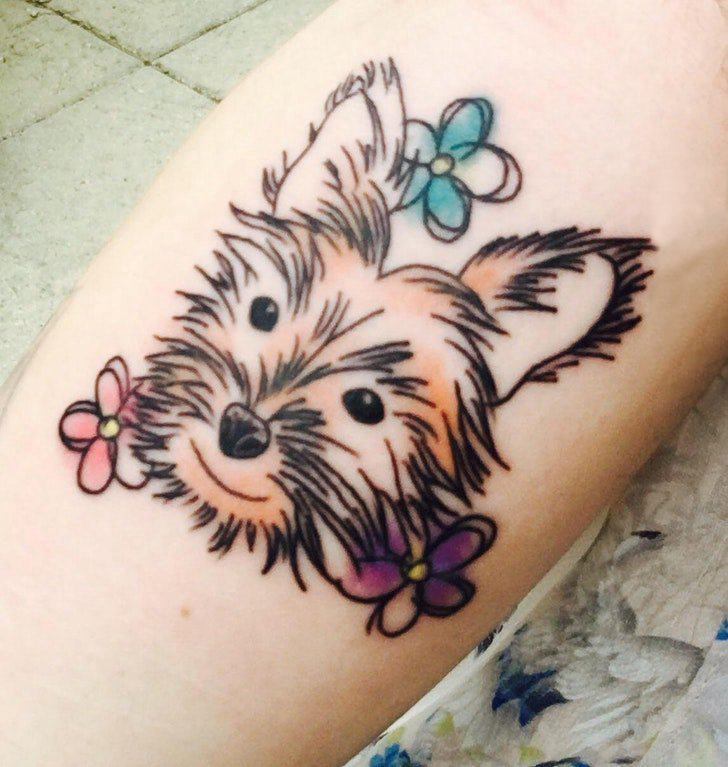 点击大图看下一张：女生小腿上彩绘渐变花朵和简单线条小动物宠物狗纹身图片