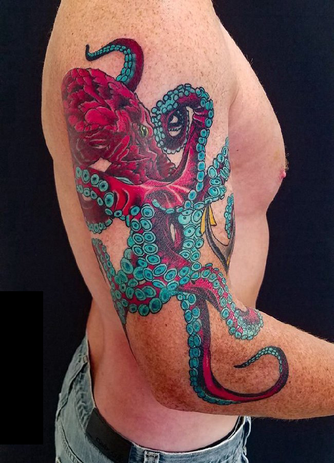 点击大图看下一张：男生手臂上彩绘几何个性线条动物章鱼纹身图片