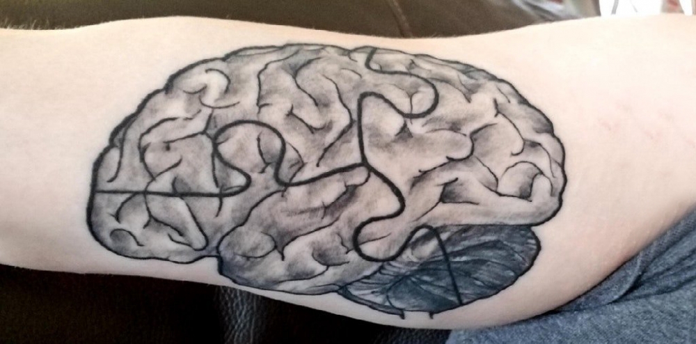 点击大图看下一张：男生手臂上黑灰点刺抽象线条大脑纹身图片