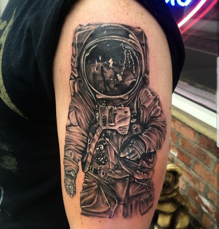 点击大图看下一张：男生手臂上黑灰点刺简单抽象线条人物宇航员纹身图片