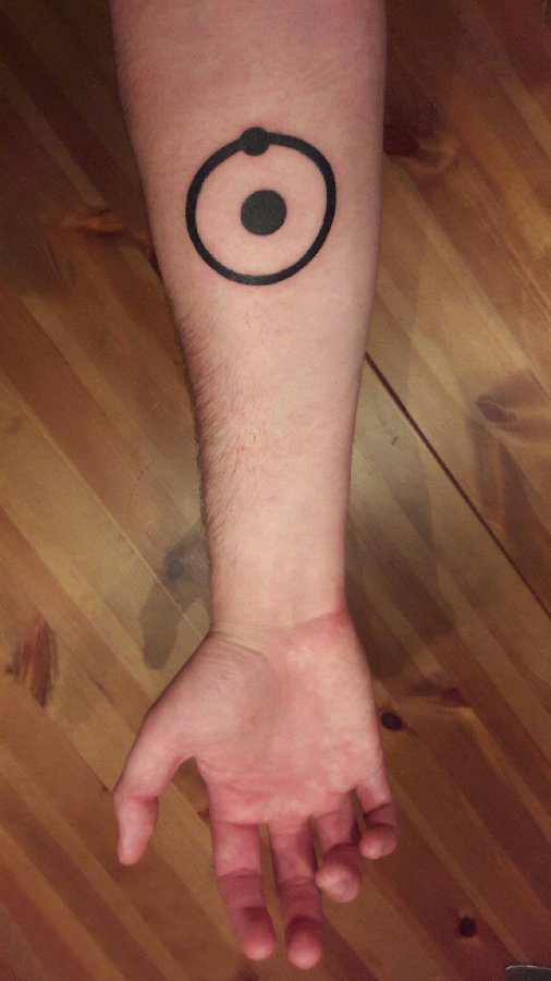 点击大图看下一张：男生手臂上黑色几何线条创意圆形纹身图片