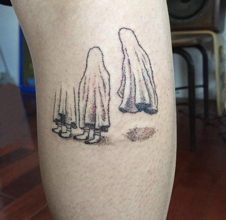 点击大图看下一张：男生小腿上黑灰素描点刺技巧创意幽灵恐怖纹身图片