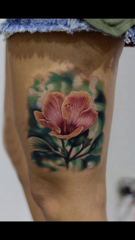 点击大图看下一张：女生大腿上彩绘水彩素描创意唯美花朵纹身图片