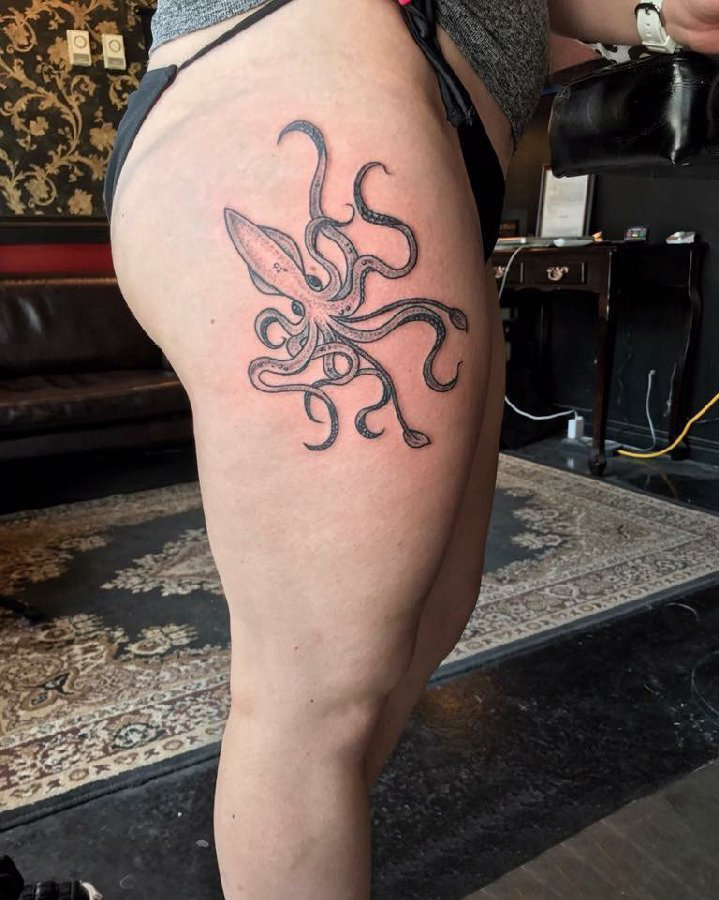 点击大图看下一张：女生大腿上黑灰点刺抽象线条小动物章鱼纹身图片