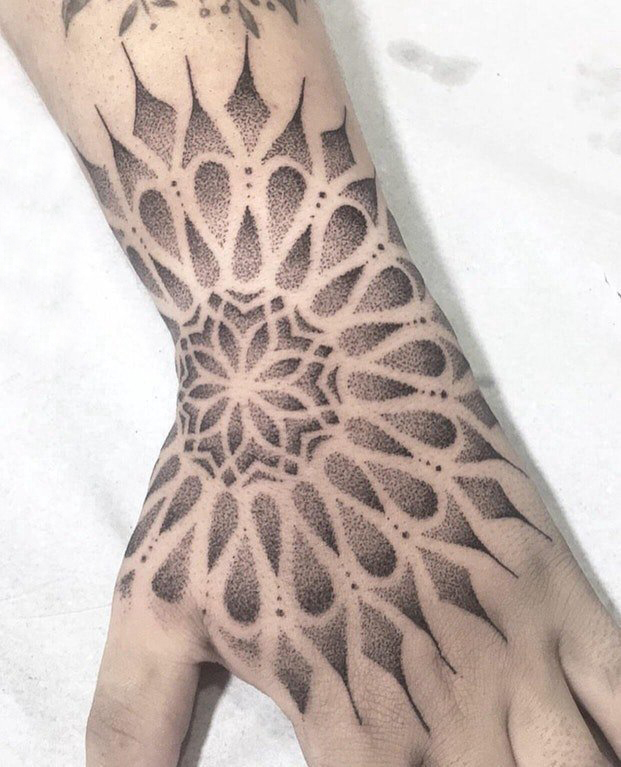点击大图看下一张：女生手臂上黑灰素描点刺技巧创意唯美梵花花纹纹身图片